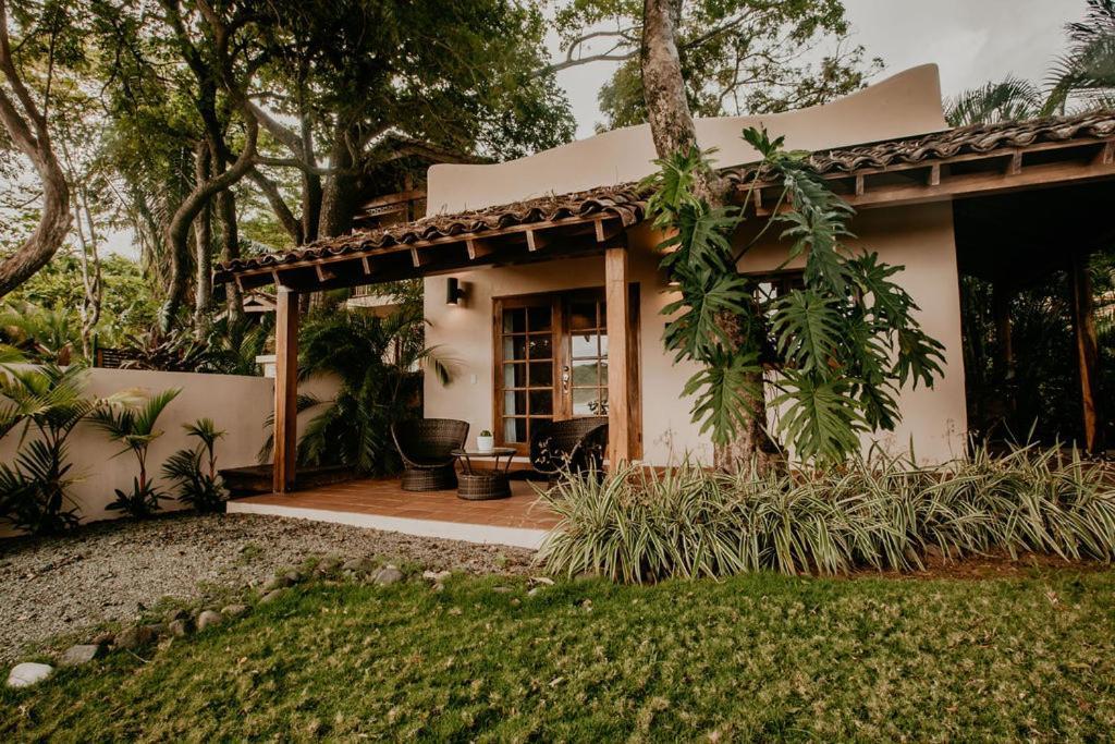 Sansara Surf Yoga & Resort Камбутал Екстериор снимка
